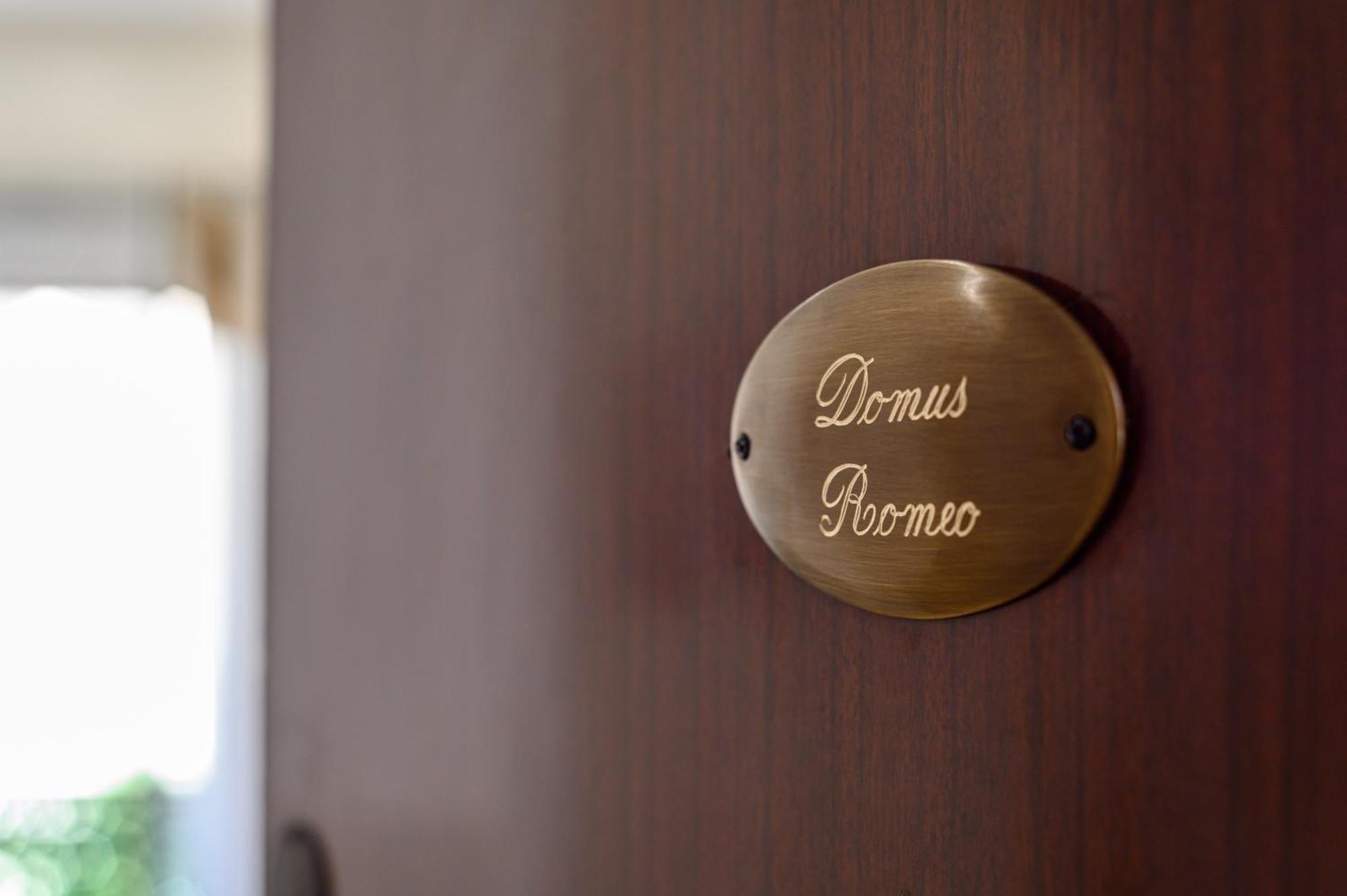 Domus Romeo Apartment Наполи Екстериор снимка